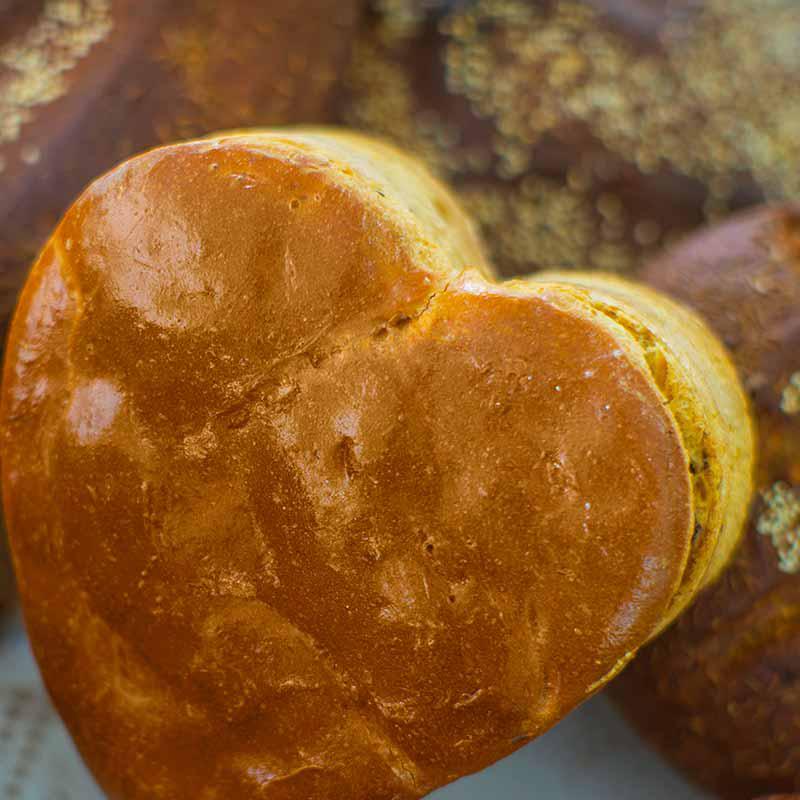 foto van hartvormig valentijnsbrood met rozijnen